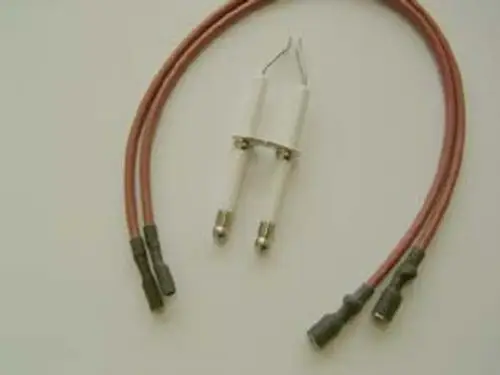 Remeha Elektroden-Set mit zwei weißen Elektroden und zwei anschließenden Kabeln auf einer neutralen Fläche.